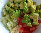 Foto del paso 2 de la receta Ensalada de pepino, tomate y aguacate aliñada con agua de mar