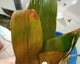 Foto langkah ke 2 dari resep Bakcang (cara melipat daun) 4/4.
