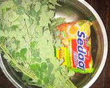 Foto langkah ke 1 dari resep Sayur bening daun kelor campur mie.