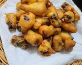 A picture of step 6 of Bhindi ke pakode.