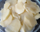 Foto del paso 1 de la receta: Patatas a lo pobre con huevos y gambas
