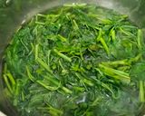 Foto langkah ke 3 dari resep Tumis Kangkung Bunga Pepaya.