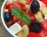 Une image de l'étape 1 de 🌿 Salade grecque (pastèque feta concombre).