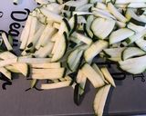 Une image de l'étape 1 de Courgette et champignons aux tomates poires et piments verts.