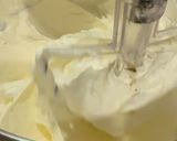Foto langkah ke 4 dari resep Swiss Meringue Buttercream (SMBC).