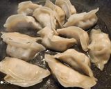 A picture of step 3 of Pan fried Chinese dumpling 锅贴.
