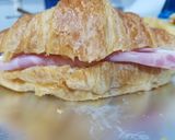 Foto del paso 4 de la receta: Croasanes de JamónCocido/Chopped y Queso al horno!!🥐
