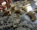 Foto del paso 1 de la receta: Mini medialunas con dulce de leche, ultra fácil! Con pascualina