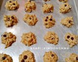 Foto langkah ke 4 dari resep Banana Choco Chips Soft Cookies.