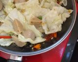 Foto langkah ke 2 dari resep Kol Bakso Saus Tiram.