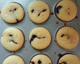 Gambar langkah 4 resipi Muffin Vanilla Blueberry.