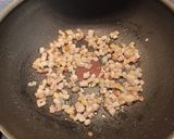 Szalonnás–gombás–vajbabos sertéstokány🥓🍄‍🟫🫘 recept fázis 2 fotója
