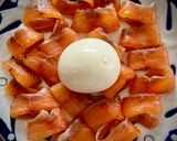 Foto del paso 1 de la receta: Salmón marinado con burrata y aceite de tomate confitado