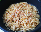 Foto del paso 2 de la receta: Tallarines con gambitas, pimentón y ajos 🍝🦐