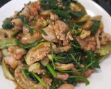 รูปขั้นตอนการทำที่ 5 ของ ไก่ผัดน้ำพริกปลาร้า ผักเชียงดา & ไชยา ริมรั้ว #upcycle no. 1