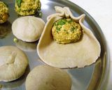 A picture of step 4 of Paneer Paratha.