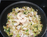 Foto del paso 3 de la receta: Fideos de arroz con verduras, pollo y langostinos 🥬🍗🍜🍤