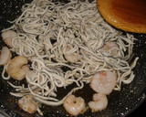 Foto del paso 3 de la receta: Arroz blanco con gulas y gambas