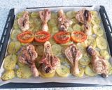Foto del paso 5 de la receta: Muslos de pollo al horno con patatas 🍗