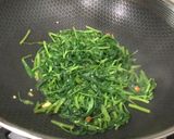 Stir fried water spinach炒空心菜的食譜步驟2照片