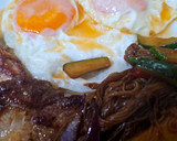 Foto del paso 4 de la receta: Huevos fritos, con fideos de arroz lomo de dos colores