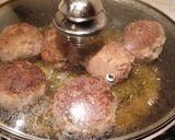 Foto del passaggio 4 della ricetta Polpette di carne ripiene con mozzarella senza uova