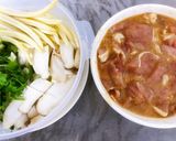 รูปขั้นตอนการทำที่ 3 ของ สุกี้หมูหมักน้ำมันงา (น้ำซุปสีทอง)