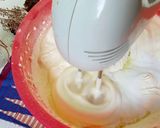 Foto langkah ke 3 dari resep Rainbow cake roll mini.