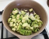 Foto del passaggio 2 della ricetta Mezzi paccheri ondulati con crema di zucchine, crema di gorgonzola e buccia di zucchine fritta
