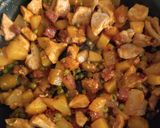 Foto del paso 3 de la receta: Pollo con patatas y lomo