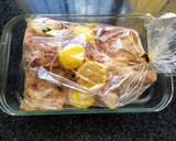 Foto del paso 2 de la receta: Pollo asado al ajillo y limón