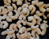 Foto del paso 4 de la receta: Polenta a la cebolla con camarones