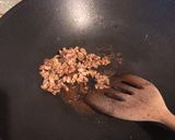 รูปขั้นตอนการทำที่ 4 ของ ฟูซิลลี่ผัดกะเพราหมูสับ หมูยอ เต้าหู้ไข่