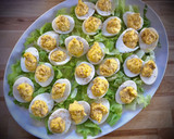 Foto del paso 4 de la receta: Huevos rellenos clásicos & huevos endiablados (deviled eggs)