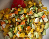 Foto del paso 4 de la receta: Ensalada de melocotón con aguacate y surimi