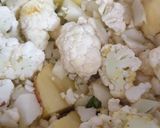 A picture of step 5 of Achari aloo gobhi.