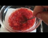 Foto langkah ke 2 dari resep Fresh Strawberry Honey Soda.
