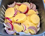 Foto del paso 1 de la receta: Lubinas de ración al horno con patatas panadera