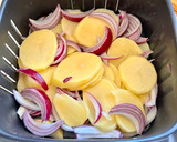 Foto del paso 1 de la receta: Lubinas de ración al horno con patatas panadera