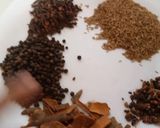 A picture of step 1 of ھوم میڈ گرم مصالحہ.