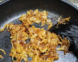 Foto del paso 2 de la receta: Pizza de sobrasada y cebolla caramelizada