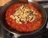 Une image de l'étape 7 de Moules aux tomates, champignons et persil.