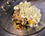Une image de l'étape 4 de Salade de pâtes marinée aux tomates, concombre, courgette, oignon de roscoff et Lonzo.