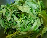 Foto langkah ke 1 dari resep Tumis Kangkung Saus Tiram.