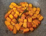 Foto del passaggio 4 della ricetta Zucca al vino bianco con salvia e rosmarino