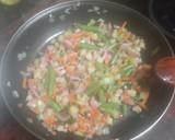 Foto del paso 2 de la receta: Empanadillas de salchicha fresca y salteado de verduras al horno
