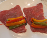 Foto del paso 4 de la receta: Rollitos de ternera con pimientos en salsa de vino blanco