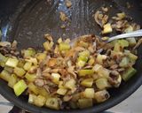 Gombás cukkinis szűzpecsenye tepsiben sült krumplival recept fázis 3 fotója