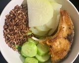 Hình bước làm 2 của món Cá trắm áp chảo + su hào+ dưa leo+ gạo lứt sấy (eat clean, giảm cân)