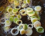 Foto del paso 3 de la receta: Pizza de puerro y huevo 🍕